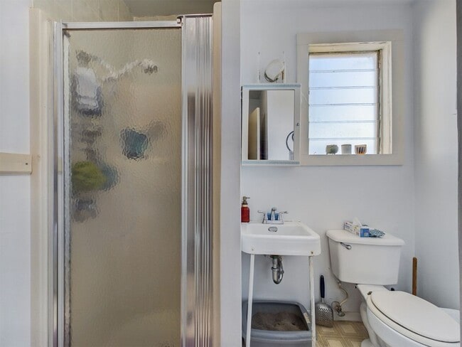 Building Photo - L 597