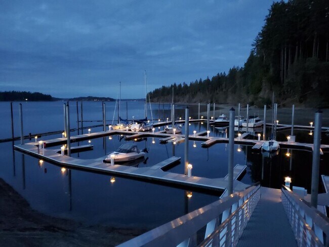 Building Photo - Come live in this quiet corner of Harstine Island!