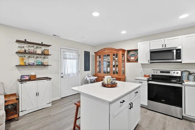 Building Photo - Like-New 2024 Townhome with Mountain Views, Garage & Backyard
