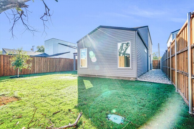 Building Photo - 1707 Nomas St