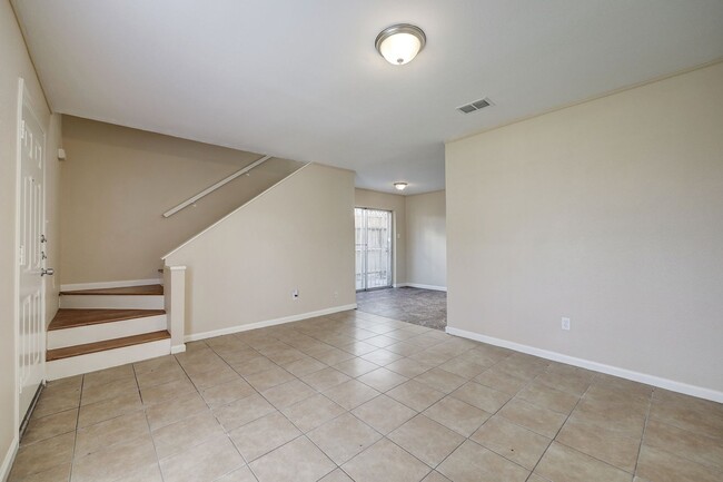 Building Photo - Spring Branch Townhome