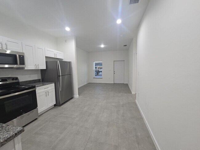 Building Photo - 2/2/1-Great Location- SW Lehigh Acres