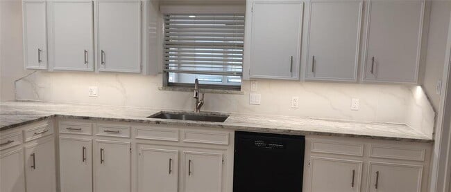 Building Photo - 1107 Manatee Ln