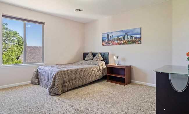 Building Photo - Huge room in a large shared home, private ...