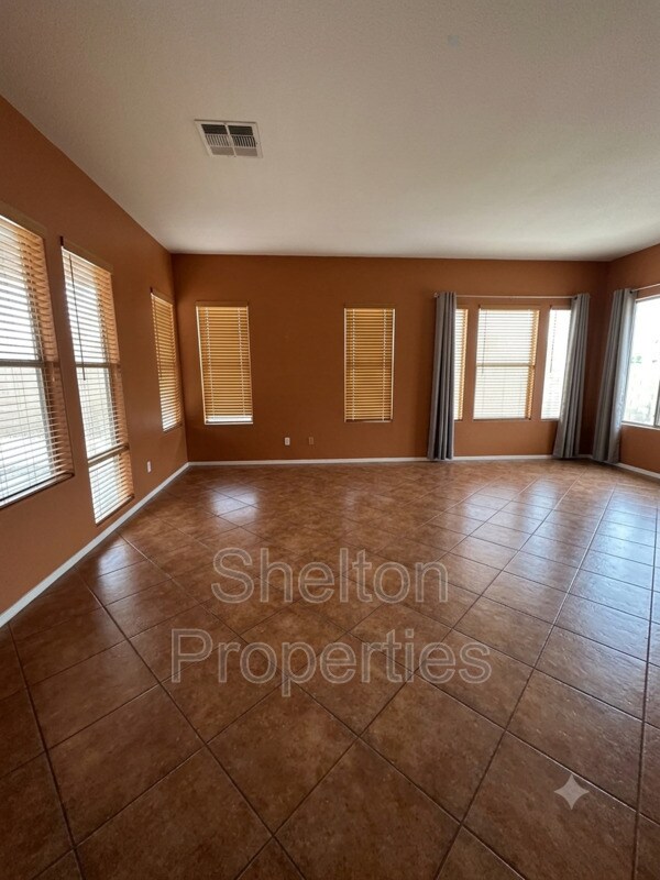 Building Photo - 15192 W Columbine Dr