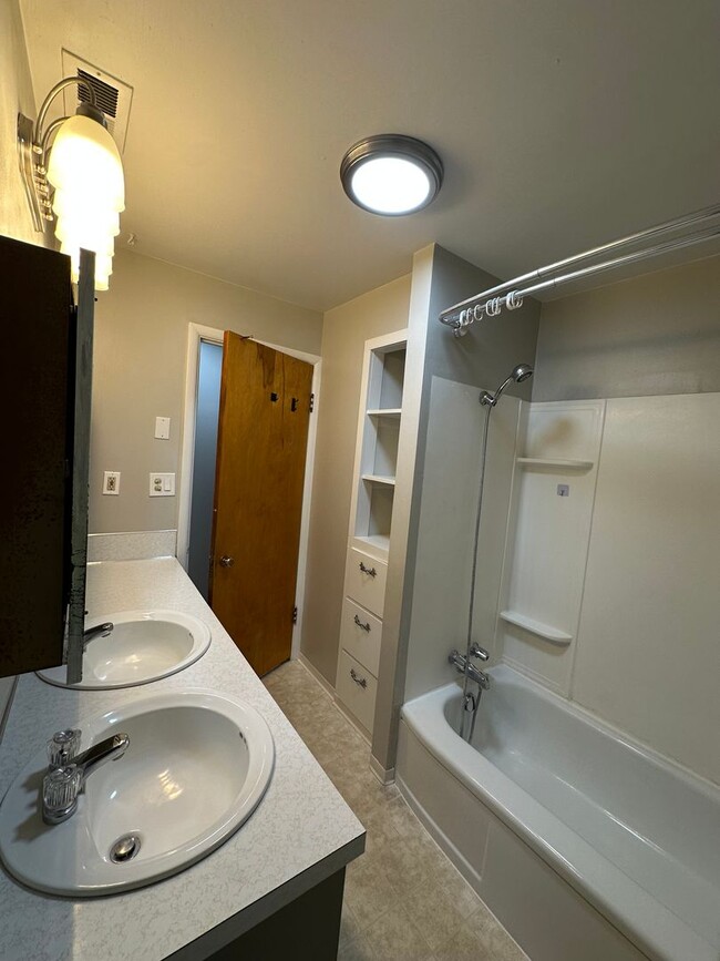 Building Photo - Great location in Meridian for this 3 bedr...