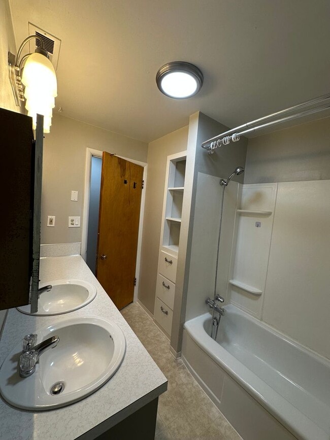 Building Photo - Great location in Meridian for this 3 bedroom 2 bath home.