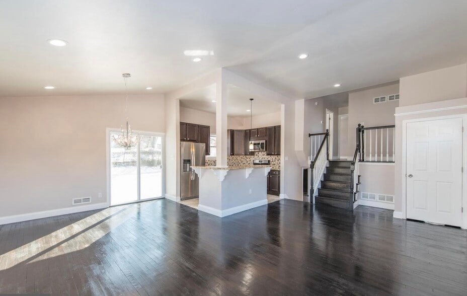 Living room, dinning room, kitchen - 3327 Essex Rd