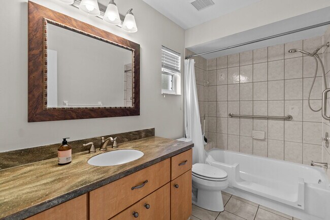 Building Photo - 1040 Bay Harbor Dr