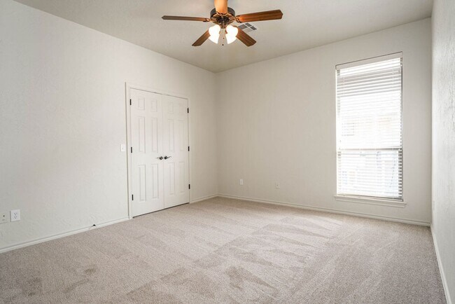 Building Photo - Spacious home in Moore schools- PEACEFUL L...