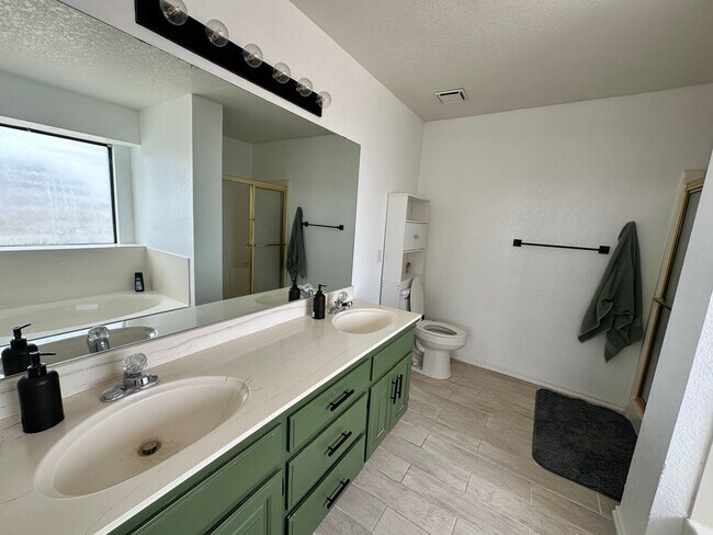 Building Photo - Charming 3 Bed, 2 Bath 2-Story Home in Moore!