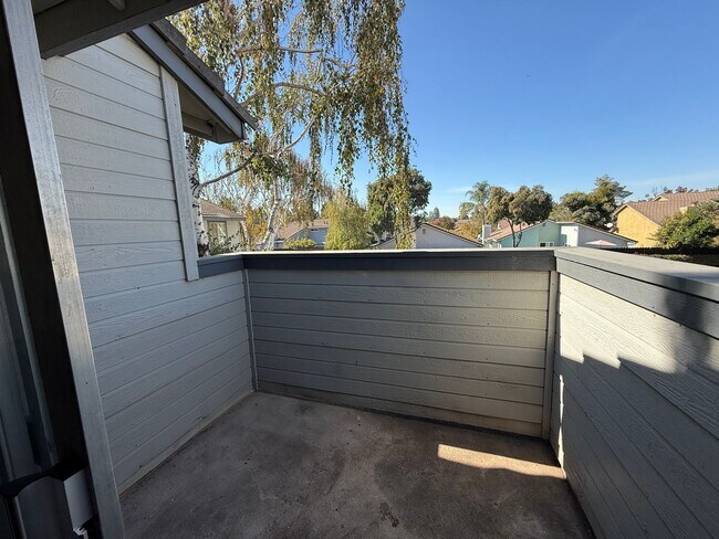 Building Photo - Parkview Condo close to shopping & Freeway!