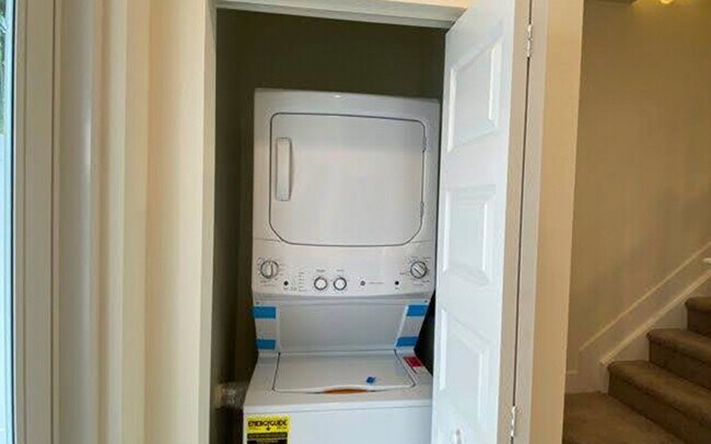 Building Photo - 6425 NW 103rd Pl