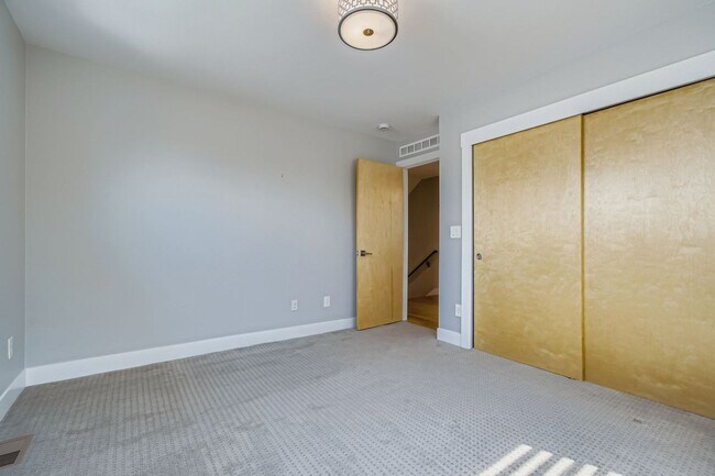 Building Photo - Beautiful, Modern 3 Bed/ 4 bath Home in Curtis Park! FIRST MONTHS RENT FREE!