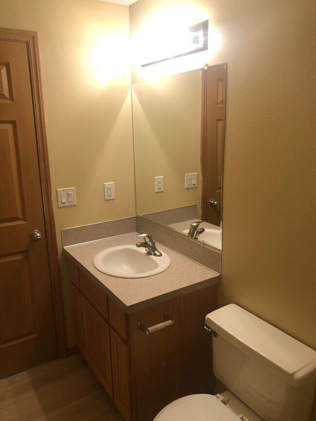 Building Photo - Three Bedroom Duplex in South Salem