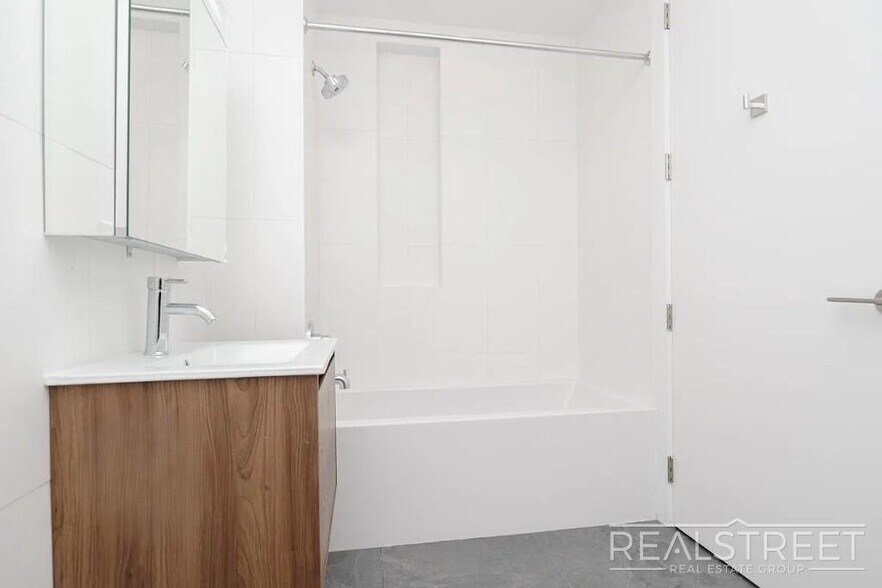 Building Photo - Meeker Avenue