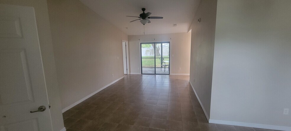 Living room - 2185 N Normandy Blvd