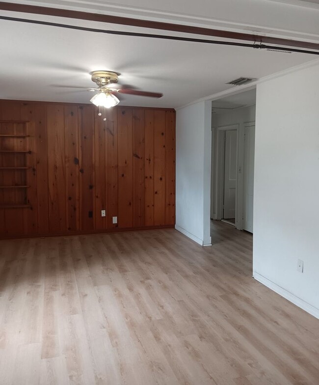 Building Photo - Annual 2 Bedroom + Den / 2 Bath Home – Sar...