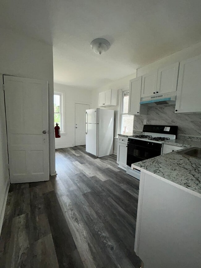 Building Photo - 3 BD / New renovation CO