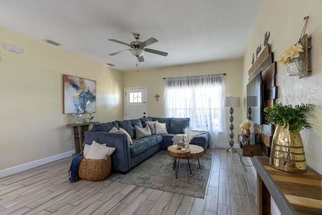 Building Photo - Spacious 3BR/2BA Home with Open Layout, Is...
