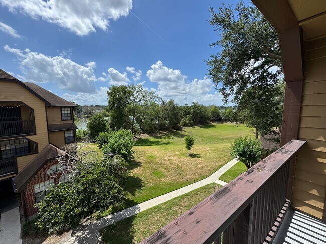 Building Photo - Altamonte Springs Top Floor Condo ~ Gated Waterfront Community ~ Must See!