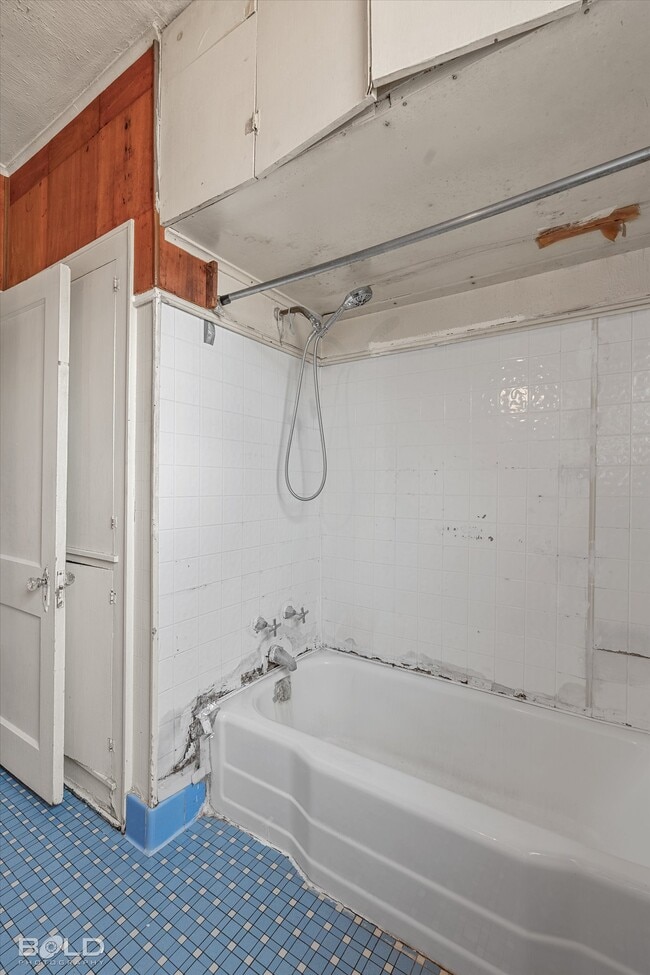 Building Photo - 3814 Lakeshore Dr