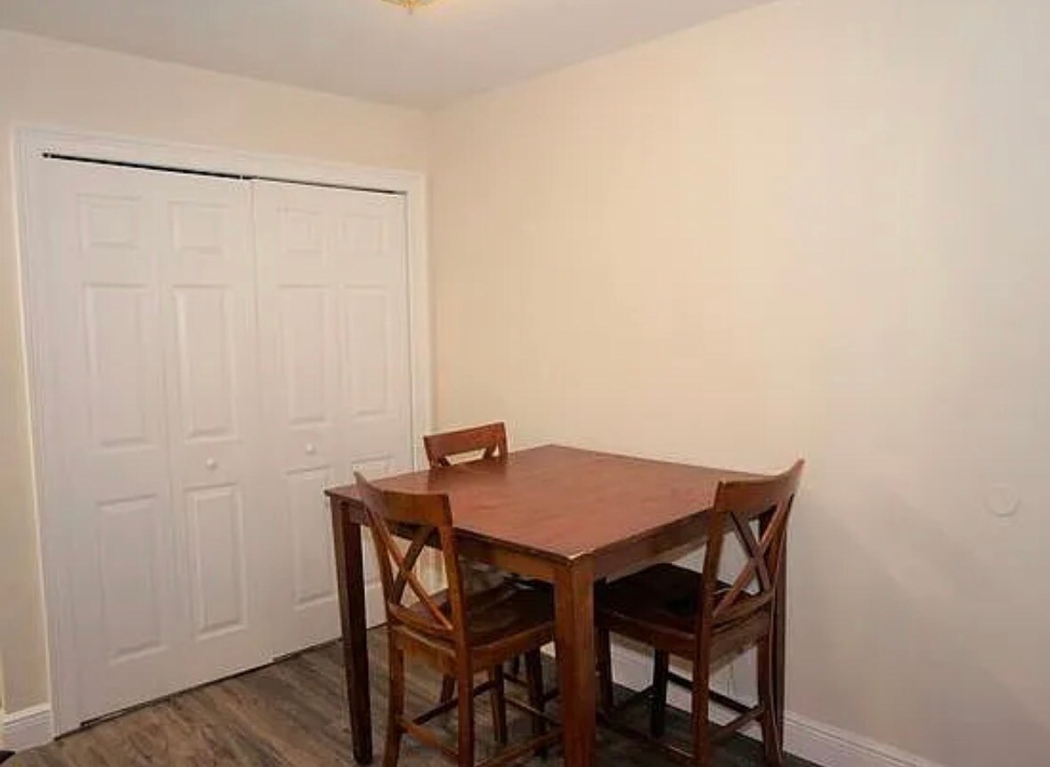 Building Photo - 375 Lake Ontario Ct