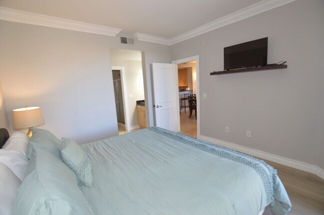 Building Photo - Meridian Furnished 2 Bd / 2 Ba Luxury Condo, Newly Renovated