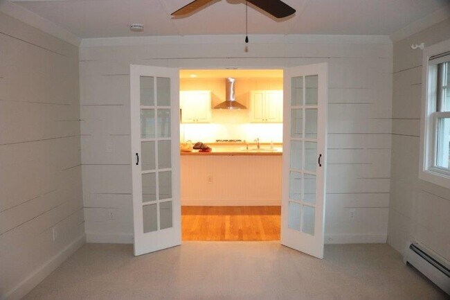 Building Photo - 300 Caroline St