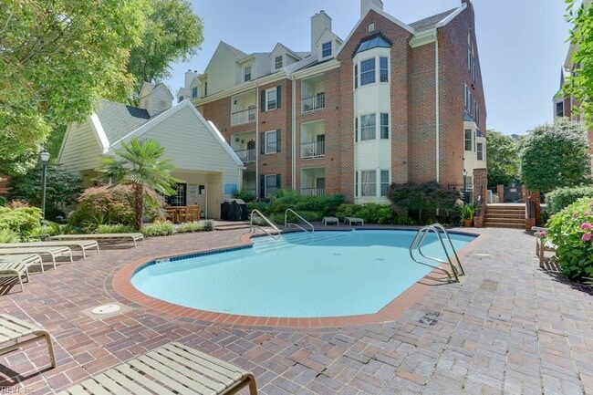 Building Photo - 321 Duke St