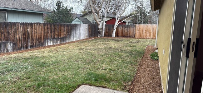 Building Photo - NE Bend Single Level 3 Bedroom / 2 Bathroom - PENDING APPLICATION