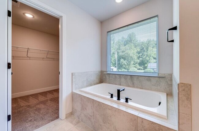 Building Photo - 7 Limox Ln