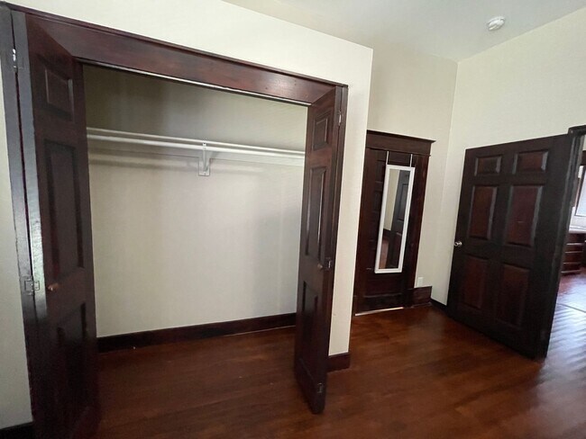 Building Photo - 305 W 38th St