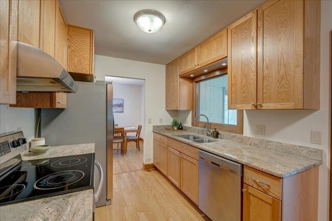 Building Photo - Move in Ready Hill Farms Ranch!