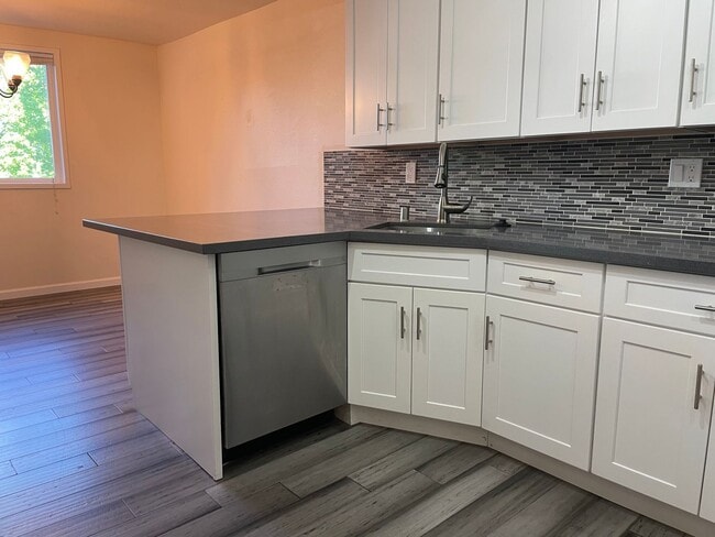 Building Photo - $500 off 1st months rent!!  Bright and Modern Northgate Condo!