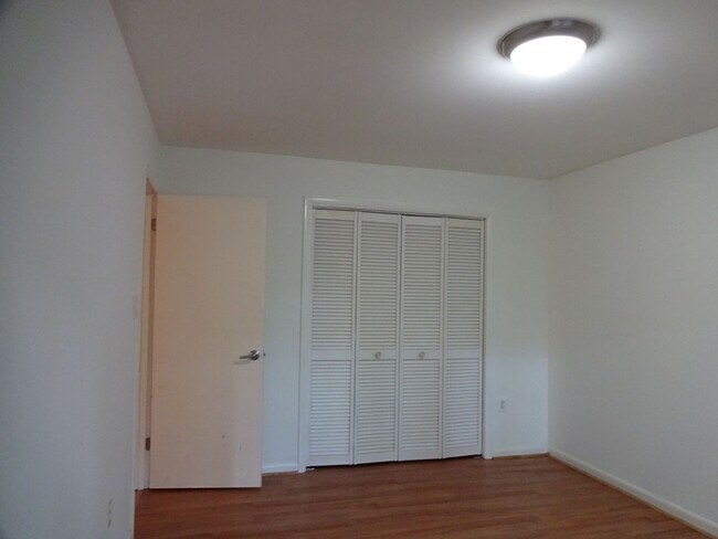 Building Photo - 5 BR Near Ft. Belvoir and Historic Mt. Vernon