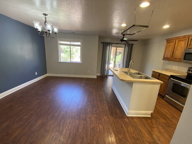 Building Photo - "Charming 3-Bed Townhouse in St. George – ...