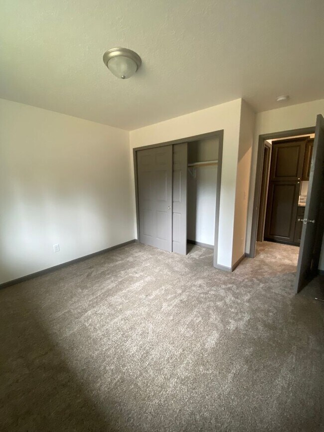 Building Photo - **SPRING SPECIAL- $400 off first months rent**  3 Bedroom Duplex in Veneta