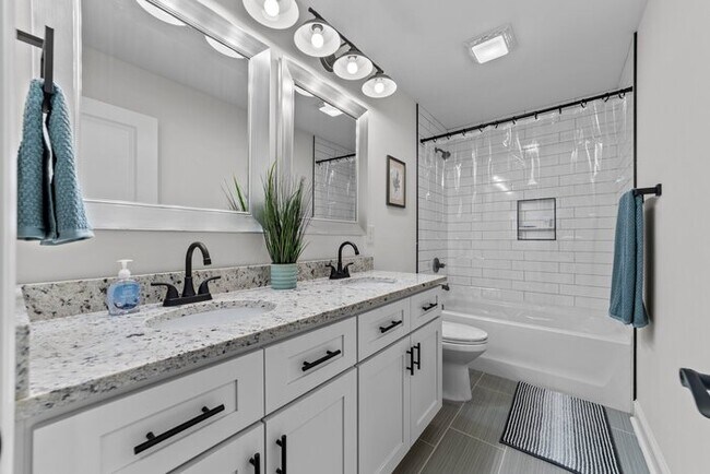 Building Photo - Salisbury Townhome w/ Garage