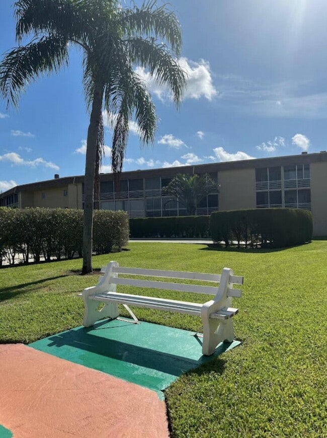 Building Photo - 600 Village Green Ct