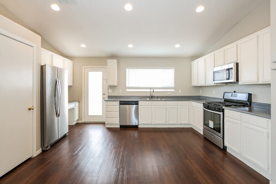 Building Photo - 438 River Glider Ave