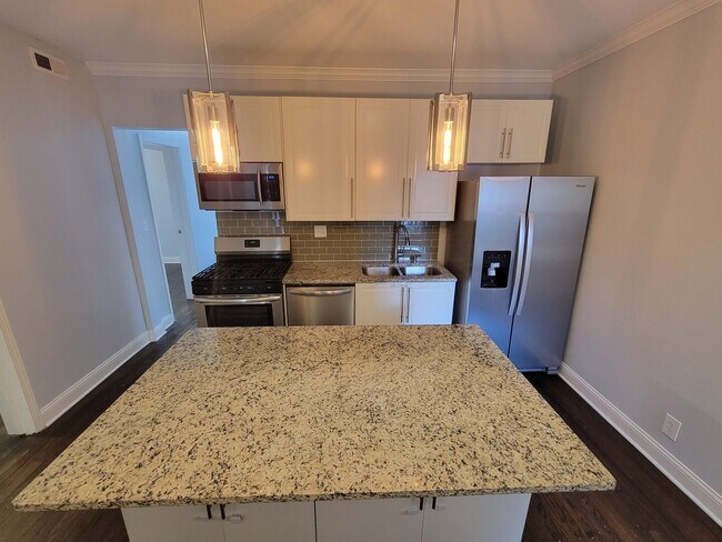 Building Photo - 4849 N Sawyer Ave