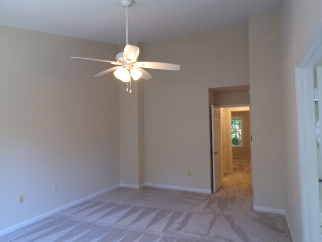 Building Photo - Three Bedroom Townhouse Conveniently Located In Springfield