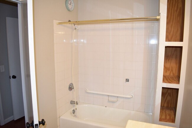 Building Photo - 3 Bed/2 Bath Home in East Nashville, Fenced Yard, Hardwood Floors, Minutes to Shelby Bottoms