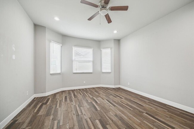 Building Photo - 8938 Intervale St