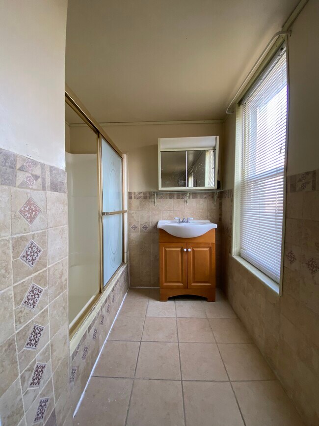 2nd floor full bathroom - 1346 N 11th St