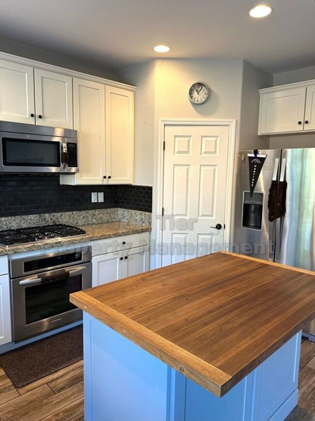 Building Photo - Charming 3 Bed, 2.5 Bath, 1,600 Sqft Marti...