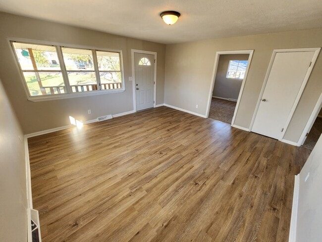 Building Photo - Spacious 3-Bedroom, 1-Bathroom Home AVAILABLE NOW!!