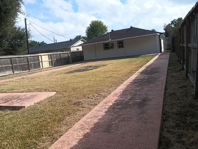 Building Photo - 3-bedroom, 1-bathroom home located inSouth...