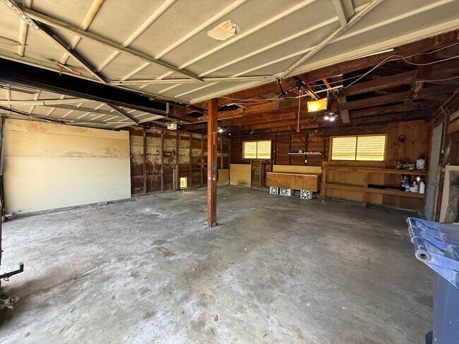 Building Photo - Audubon-Downriver Neighborhood 4 bedroom, 1 bath corner lot with large, fenced yard